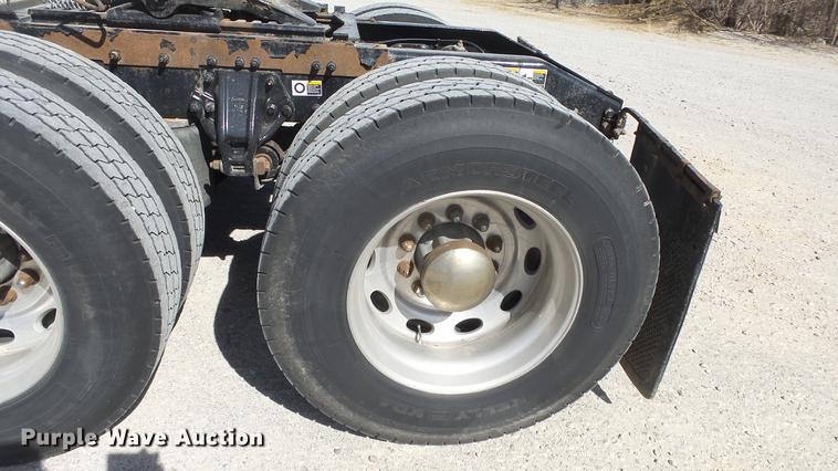 image for item DC0718 2013 Peterbilt 386 semi truck