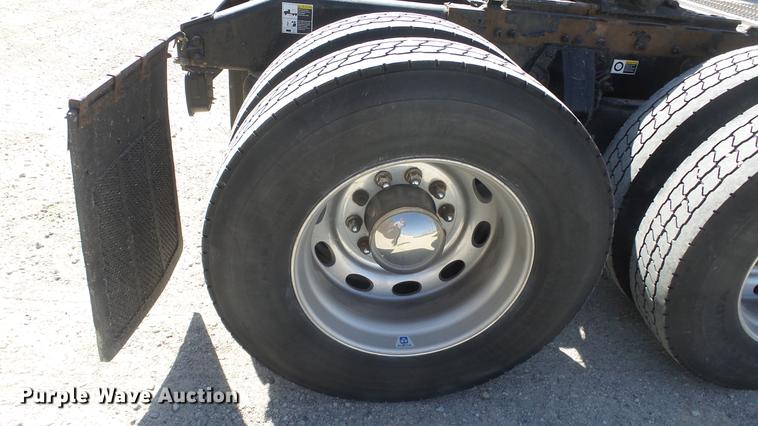 image for item DC0718 2013 Peterbilt 386 semi truck