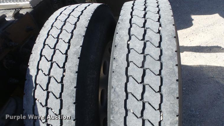 image for item DC0718 2013 Peterbilt 386 semi truck