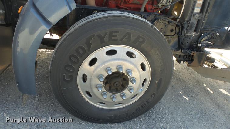 image for item DC0718 2013 Peterbilt 386 semi truck