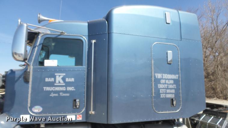 image for item DC0718 2013 Peterbilt 386 semi truck