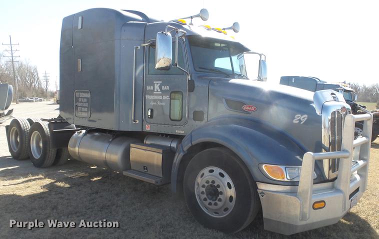 image for item DC0719 2013 Peterbilt 386 semi truck
