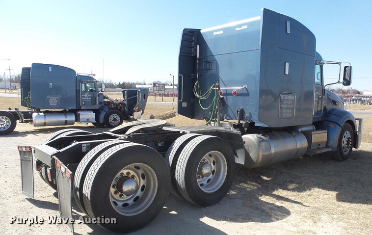 image for item DC0719 2013 Peterbilt 386 semi truck