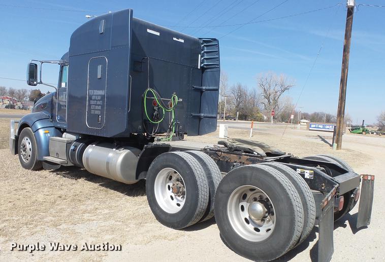 image for item DC0719 2013 Peterbilt 386 semi truck