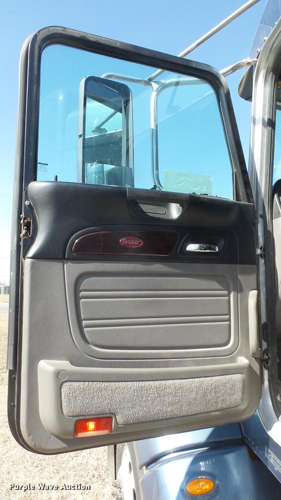 image for item DC0719 2013 Peterbilt 386 semi truck
