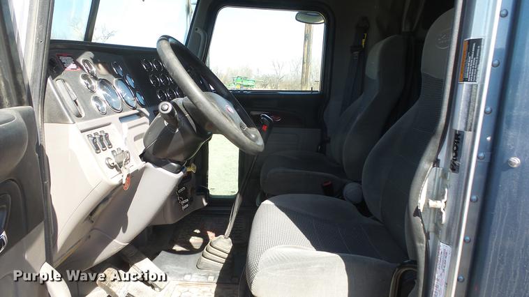 image for item DC0719 2013 Peterbilt 386 semi truck