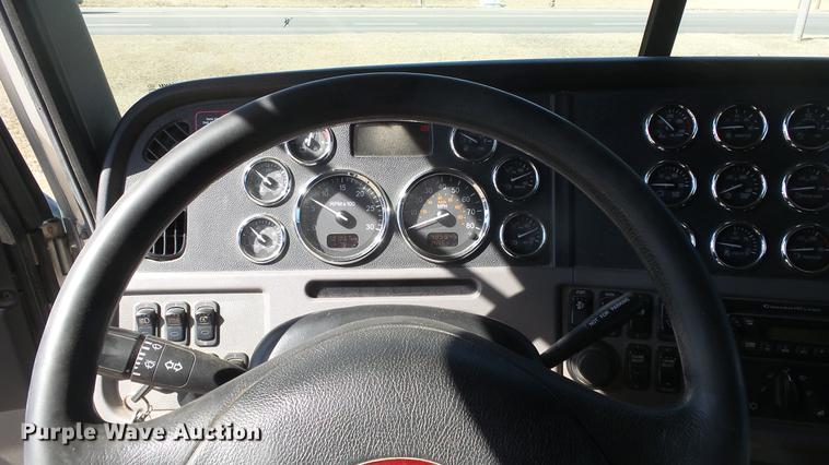 image for item DC0719 2013 Peterbilt 386 semi truck