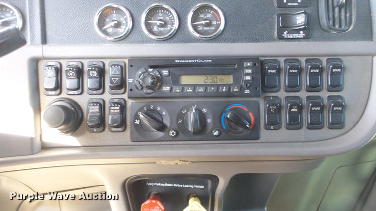 image for item DC0719 2013 Peterbilt 386 semi truck