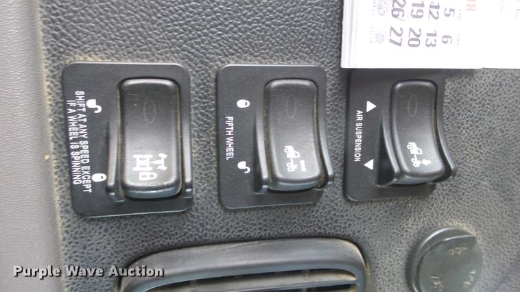 image for item DC0719 2013 Peterbilt 386 semi truck