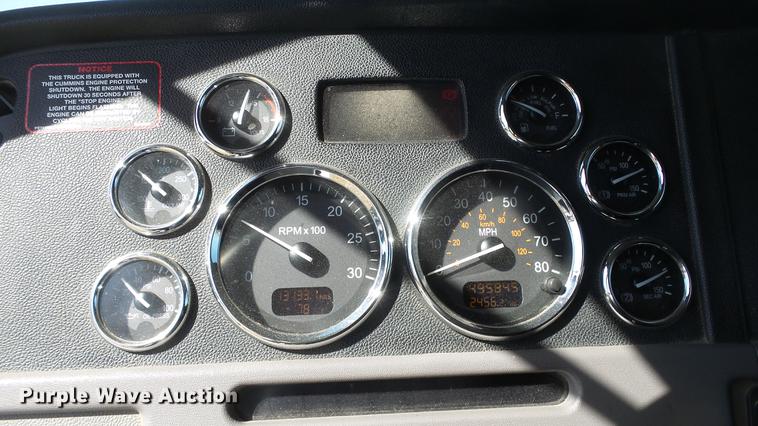 image for item DC0719 2013 Peterbilt 386 semi truck