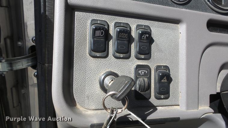 image for item DC0719 2013 Peterbilt 386 semi truck