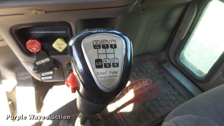 image for item DC0719 2013 Peterbilt 386 semi truck