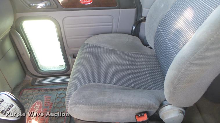 image for item DC0719 2013 Peterbilt 386 semi truck