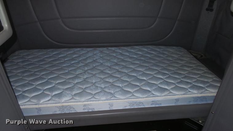 image for item DC0719 2013 Peterbilt 386 semi truck