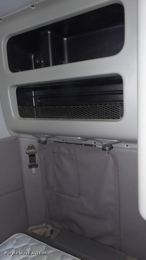 image for item DC0719 2013 Peterbilt 386 semi truck