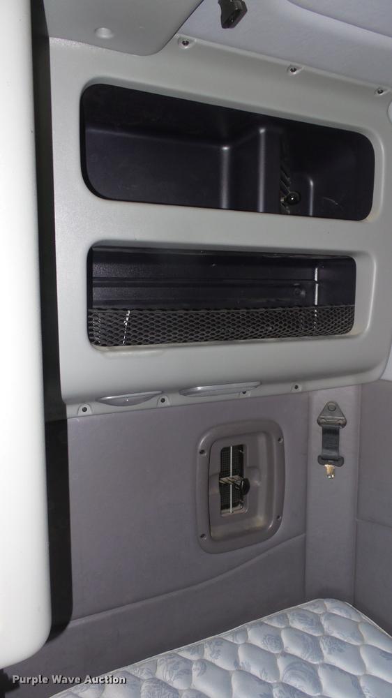 image for item DC0719 2013 Peterbilt 386 semi truck