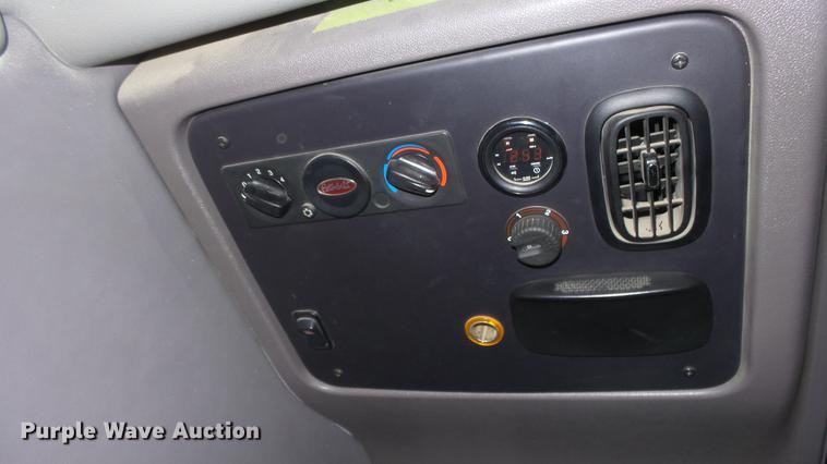 image for item DC0719 2013 Peterbilt 386 semi truck