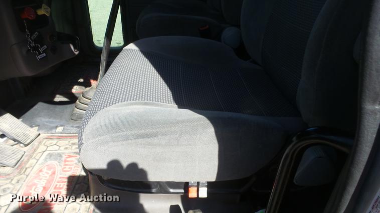 image for item DC0719 2013 Peterbilt 386 semi truck