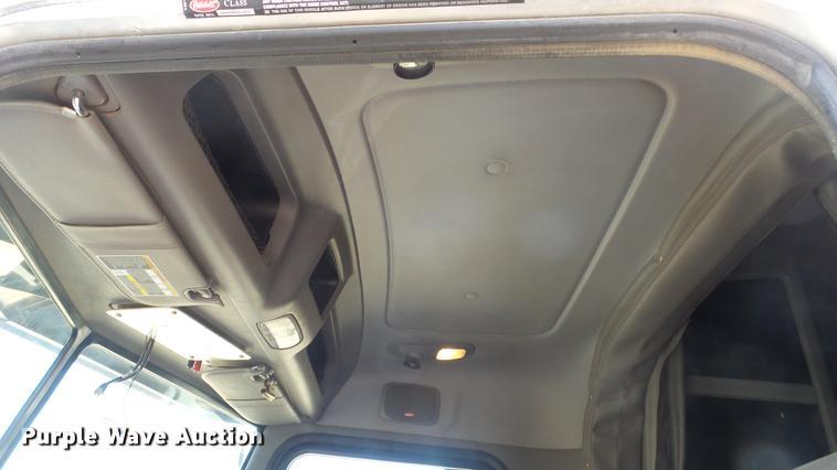 image for item DC0719 2013 Peterbilt 386 semi truck