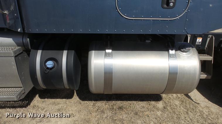 image for item DC0719 2013 Peterbilt 386 semi truck