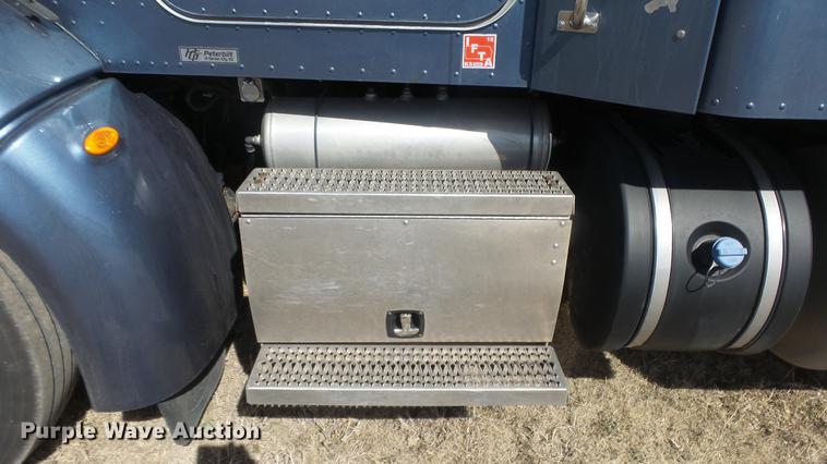 image for item DC0719 2013 Peterbilt 386 semi truck