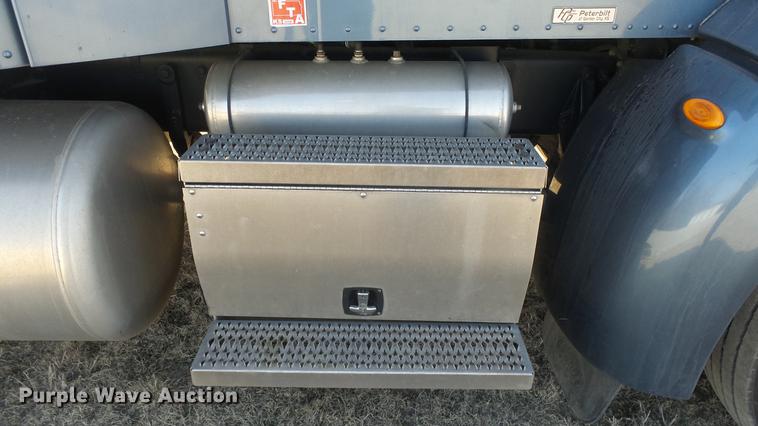 image for item DC0719 2013 Peterbilt 386 semi truck