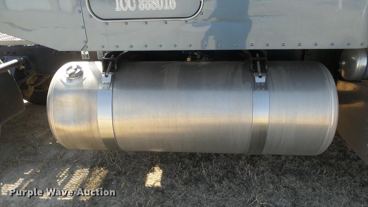 image for item DC0719 2013 Peterbilt 386 semi truck