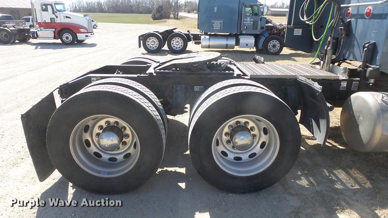 image for item DC0719 2013 Peterbilt 386 semi truck
