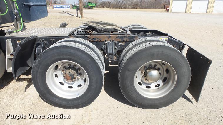 image for item DC0719 2013 Peterbilt 386 semi truck