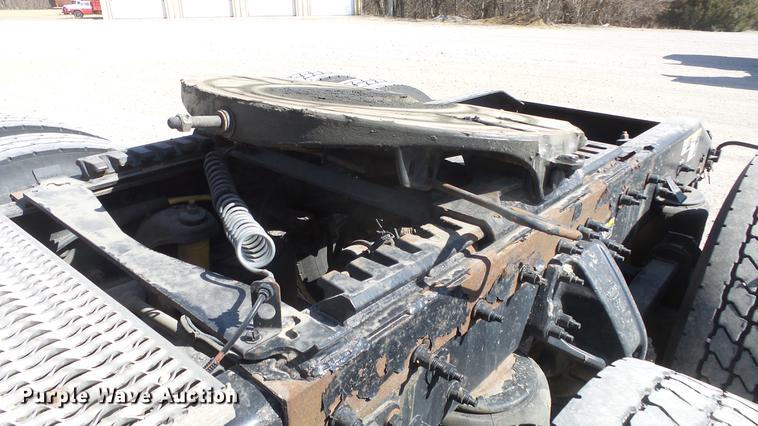 image for item DC0719 2013 Peterbilt 386 semi truck