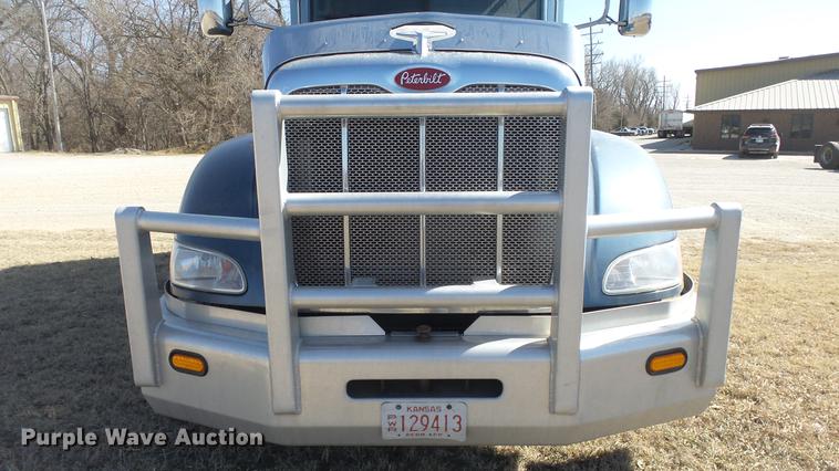 image for item DC0719 2013 Peterbilt 386 semi truck