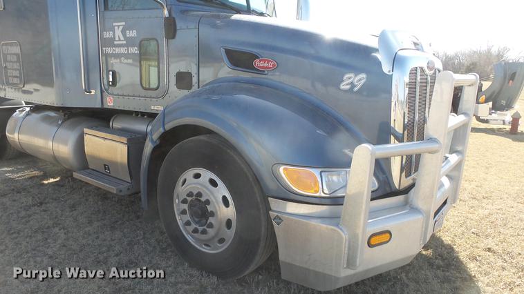 image for item DC0719 2013 Peterbilt 386 semi truck