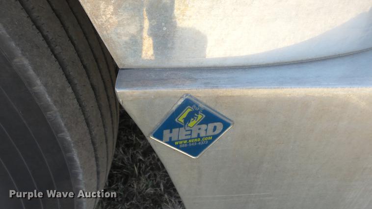 image for item DC0719 2013 Peterbilt 386 semi truck