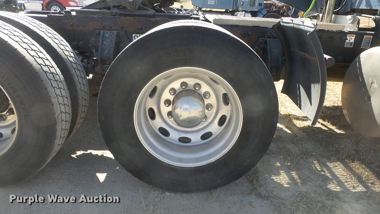 image for item DC0719 2013 Peterbilt 386 semi truck