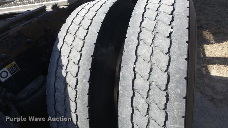 image for item DC0719 2013 Peterbilt 386 semi truck