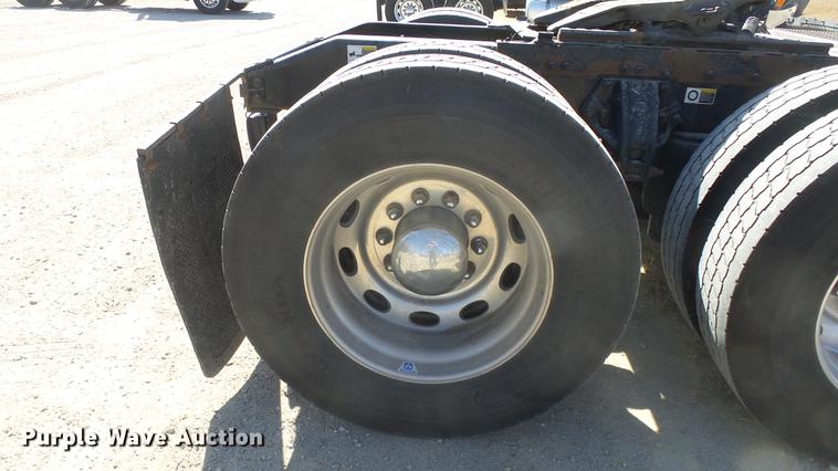 image for item DC0719 2013 Peterbilt 386 semi truck