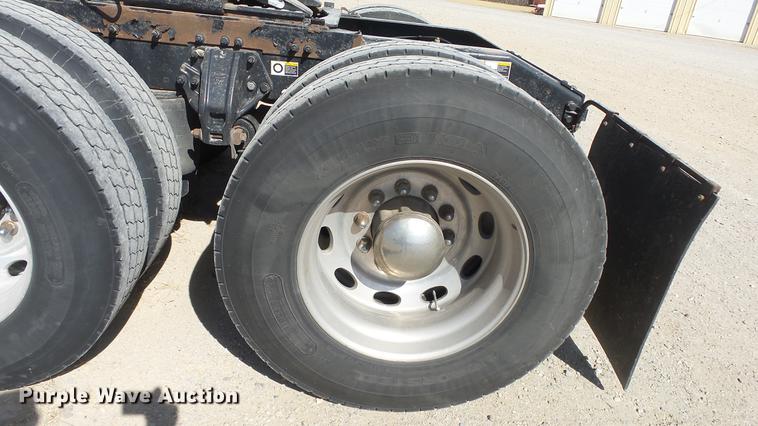 image for item DC0719 2013 Peterbilt 386 semi truck