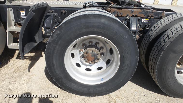 image for item DC0719 2013 Peterbilt 386 semi truck