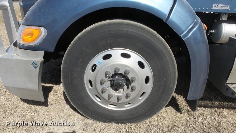 image for item DC0719 2013 Peterbilt 386 semi truck