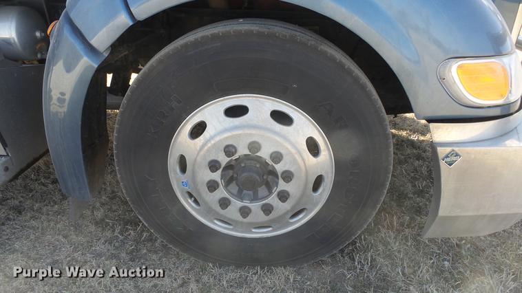 image for item DC0719 2013 Peterbilt 386 semi truck