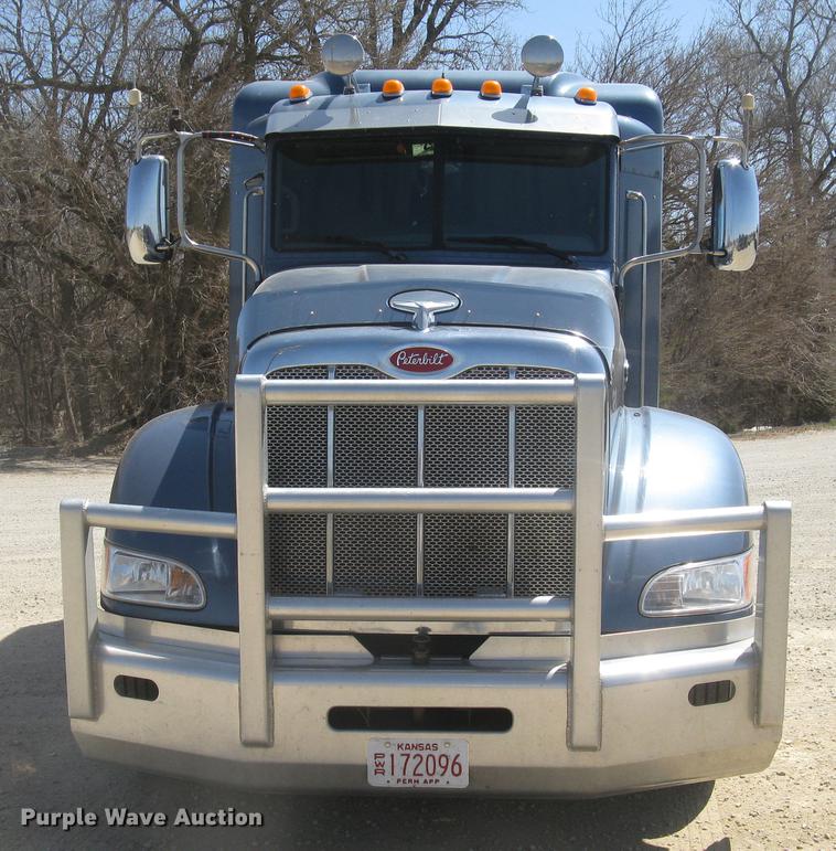 image for item DC2293 2014 Peterbilt 386 semi truck