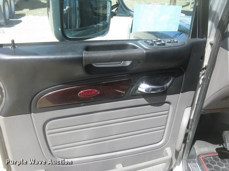 image for item DC2293 2014 Peterbilt 386 semi truck