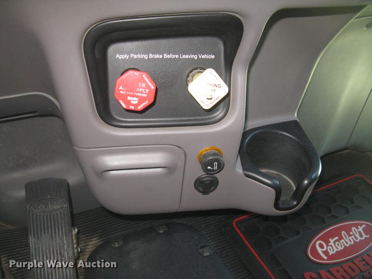 image for item DC2293 2014 Peterbilt 386 semi truck