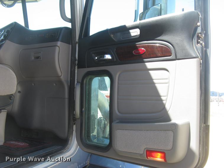 image for item DC2293 2014 Peterbilt 386 semi truck