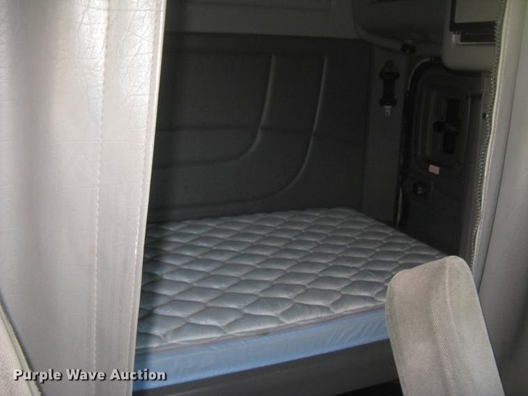 image for item DC2293 2014 Peterbilt 386 semi truck