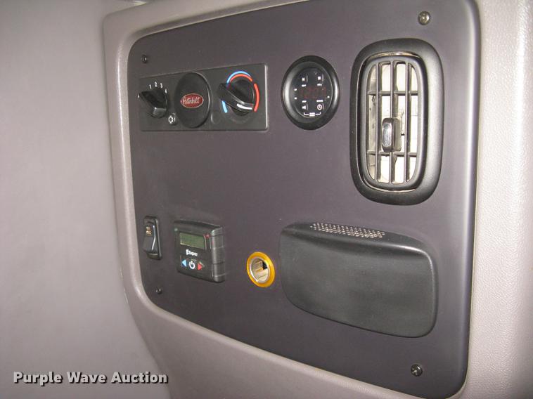 image for item DC2293 2014 Peterbilt 386 semi truck