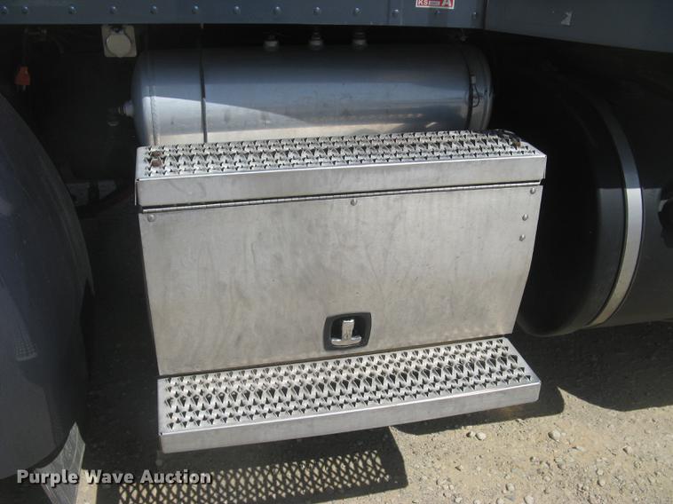 image for item DC2293 2014 Peterbilt 386 semi truck