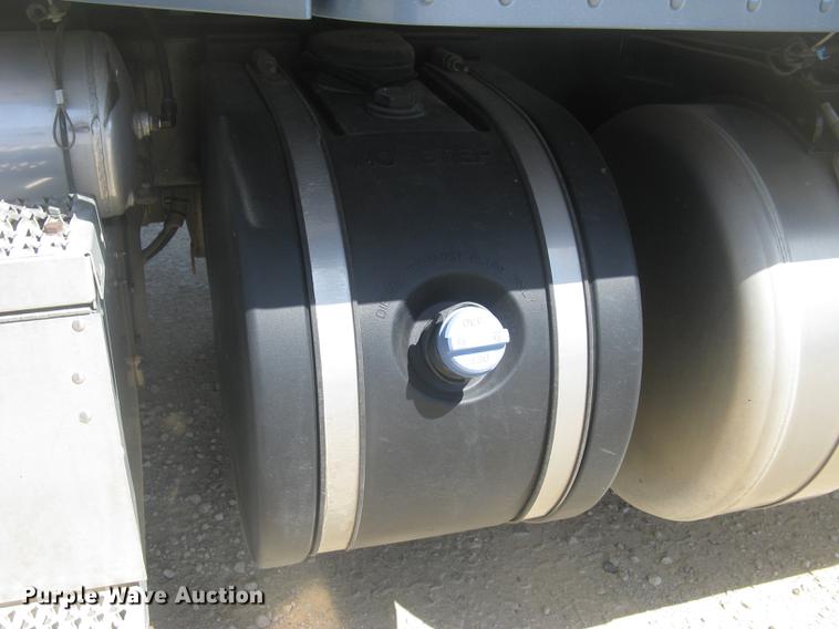 image for item DC2293 2014 Peterbilt 386 semi truck