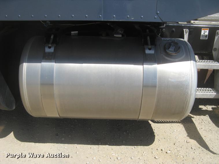 image for item DC2293 2014 Peterbilt 386 semi truck