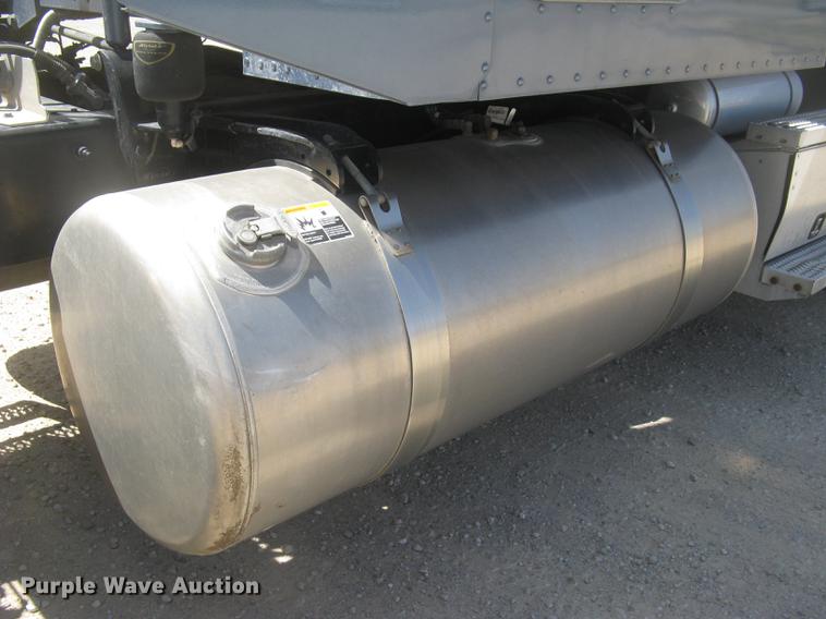 image for item DC2293 2014 Peterbilt 386 semi truck